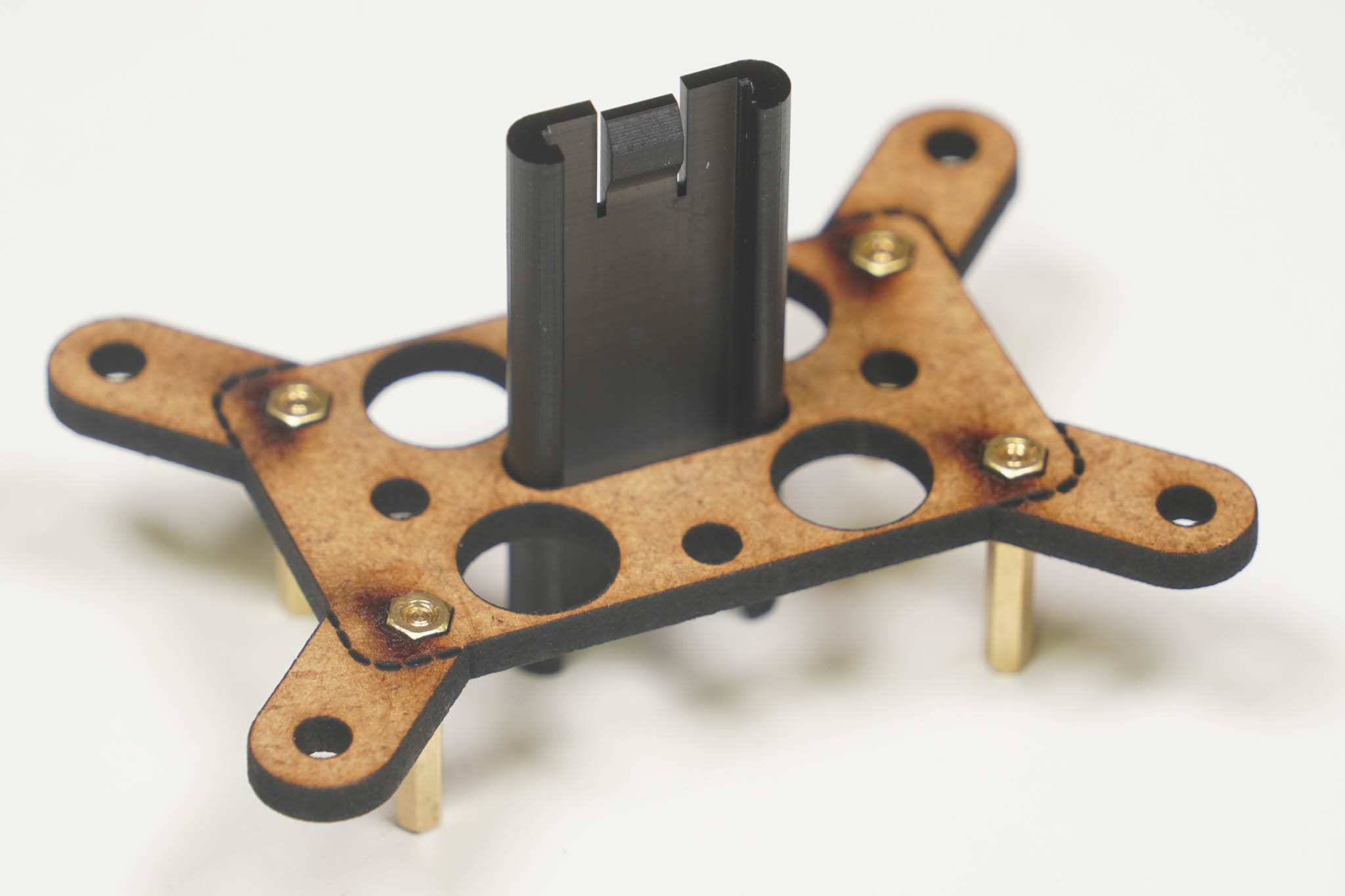 Der umgedrehte Controller-Halter steht auf den vier Abstandshaltern, in der Mitte steckt die schwarze Schiene