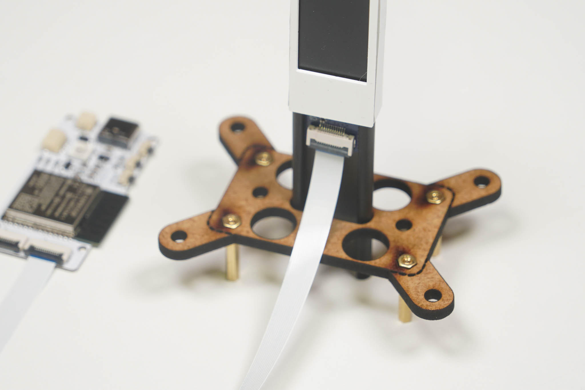 Das Display steckt oben in der Schiene, das Flachbandkabel läuft an der Vorderseite nach unten zum daneben liegenden Controller