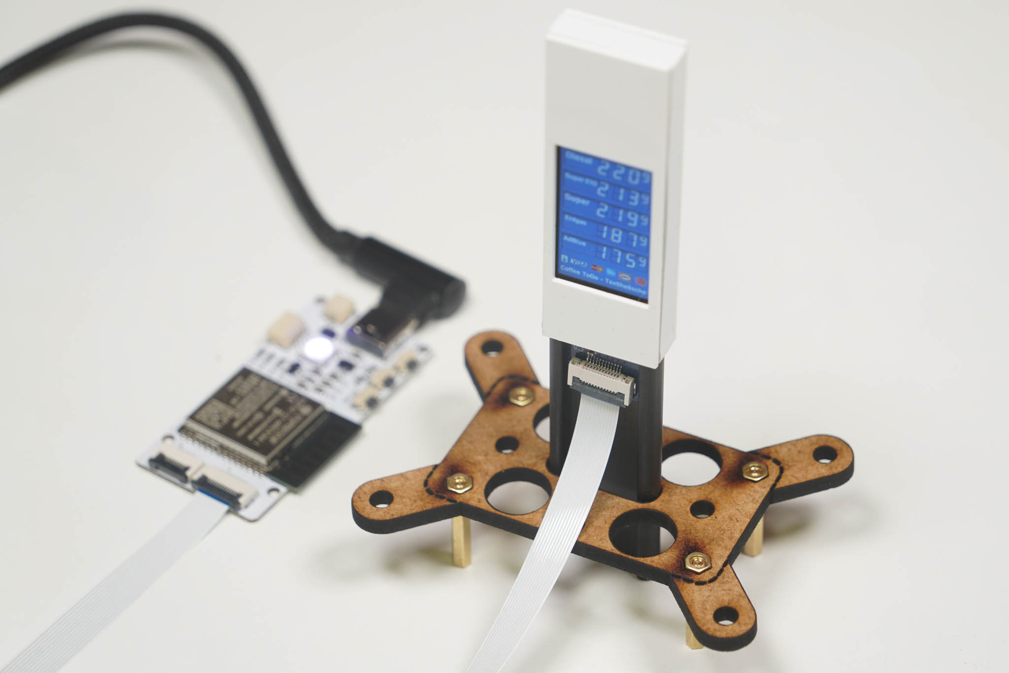 Der fertige Ständer mit laufendem Display, daneben der angeschlossene Controller mit Stromkabel