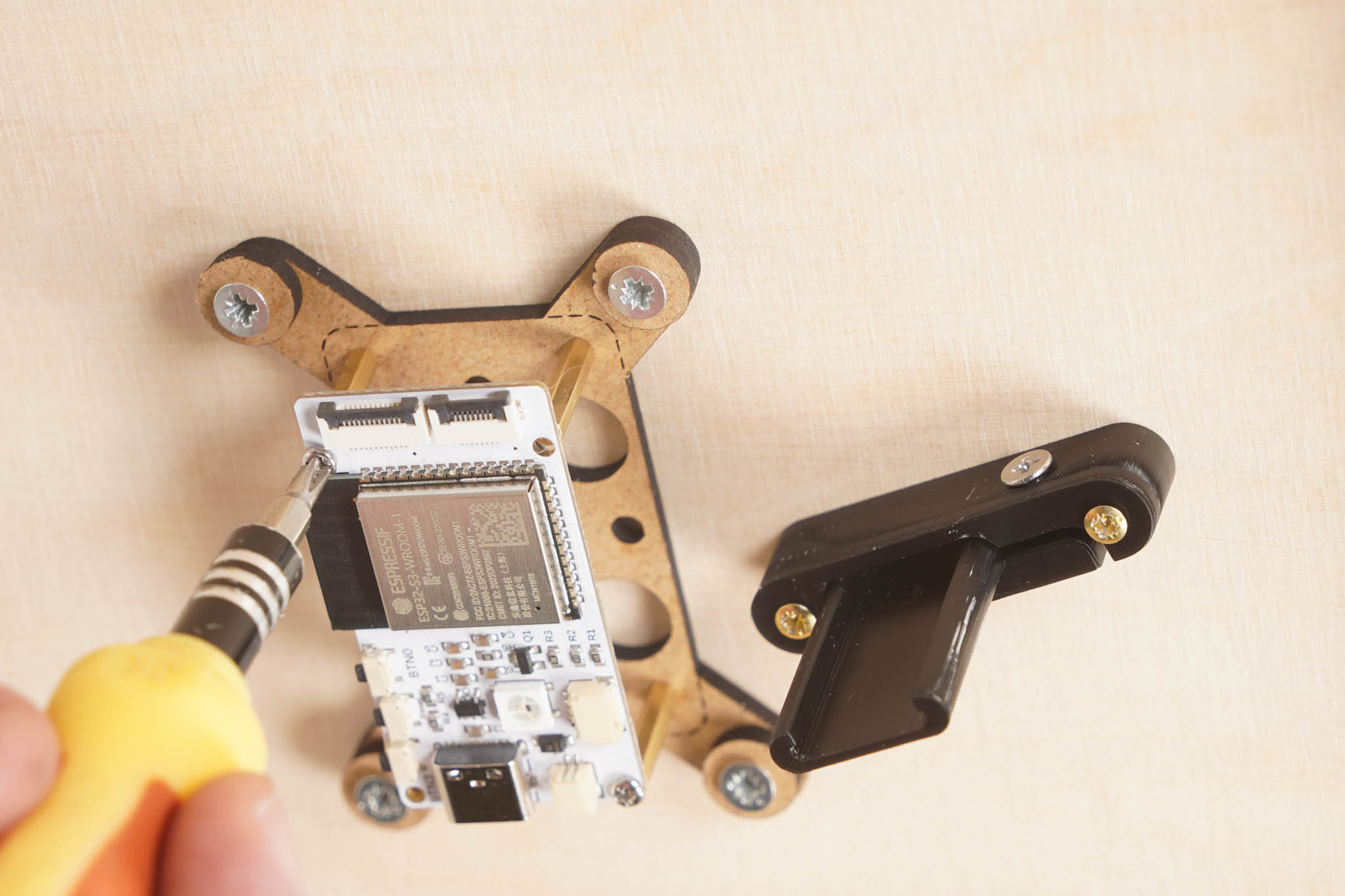 Der Controller wird mit einer kleinen Schraube auf einem der Abstandshalter befestigt