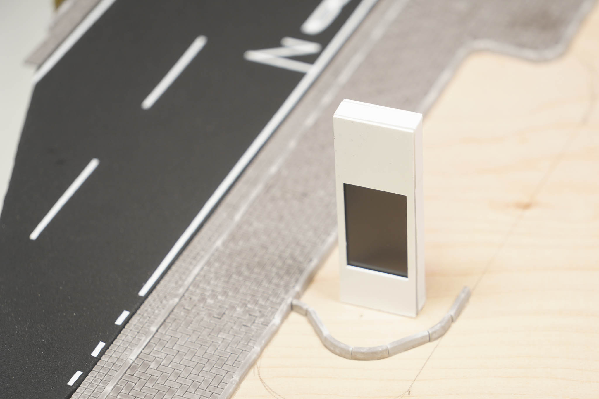Das Display steht in der gewünschten Höhe direkt auf der Grundplatte
