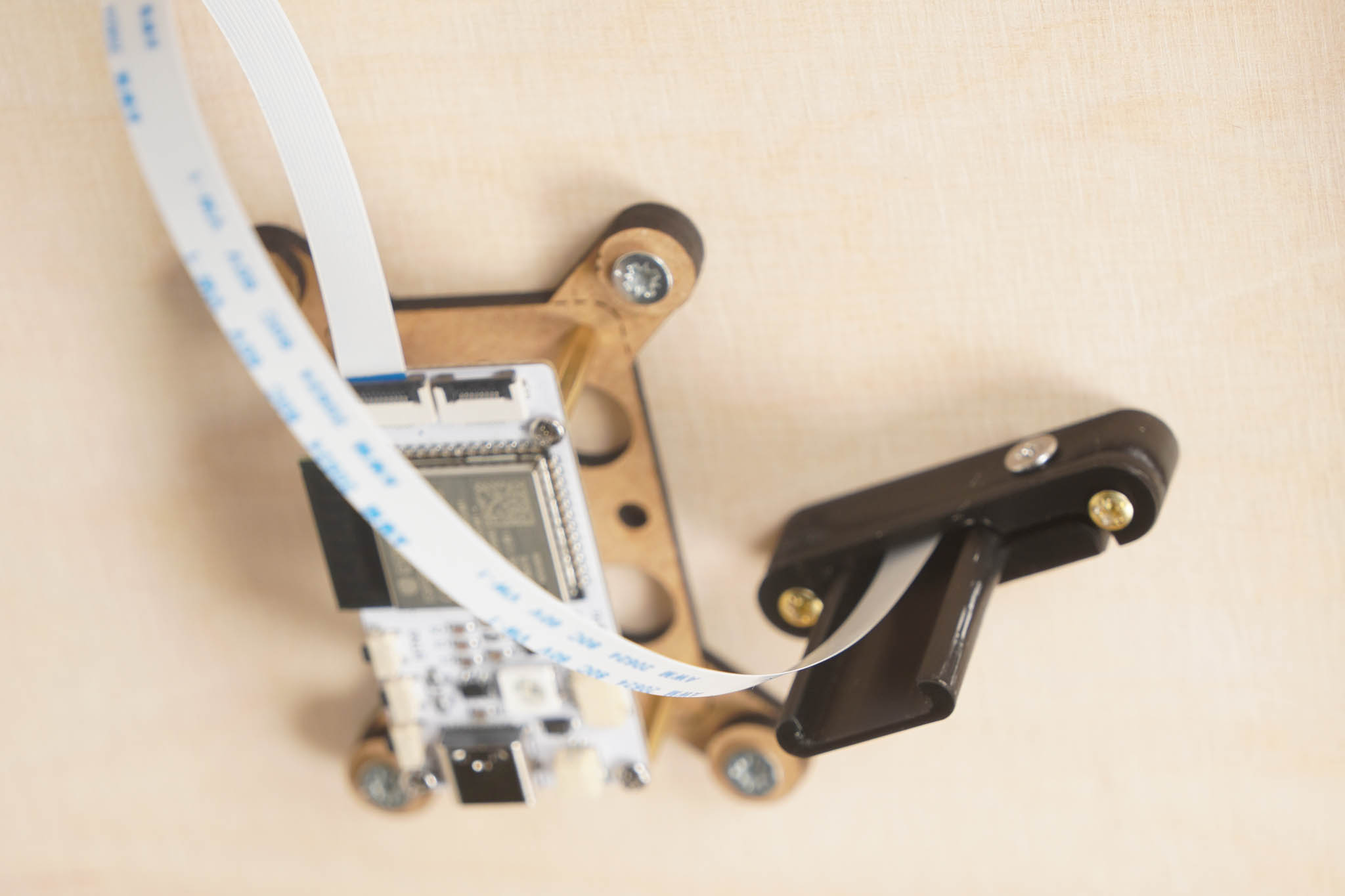 Das Flachbandkabel ist am Anschluss des Controllers eingesteckt