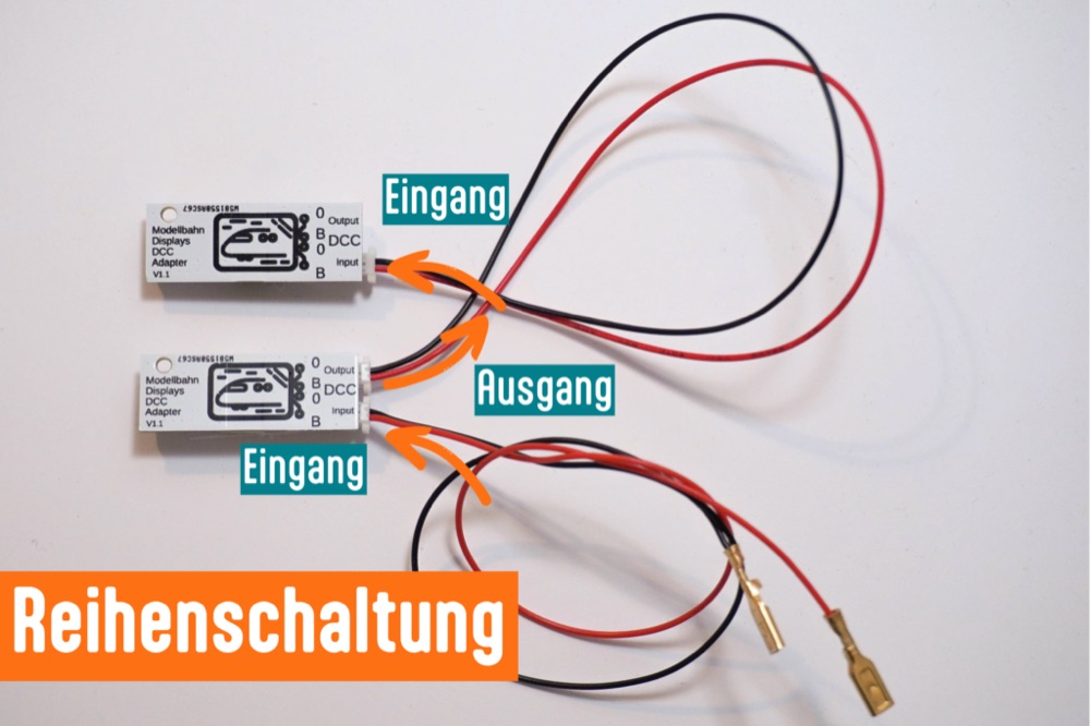 Zwei DCC-Adapter in Reihe: Der Gleisstrom geht in den Eingang des ersten Adapters, dessen Ausgang führt zum Eingang des zweiten